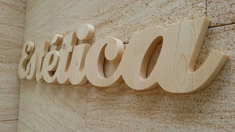 Letras corpóreas en madera