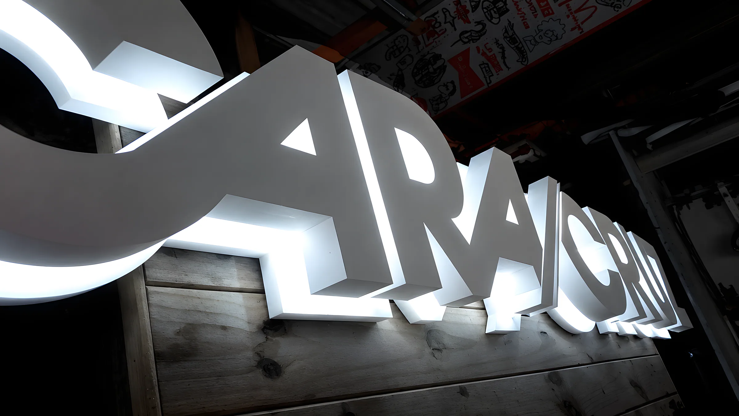 Letras corpóreas iluminadas